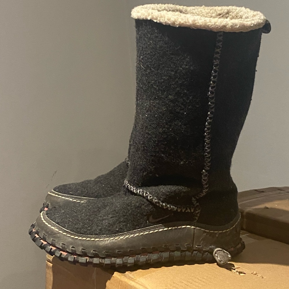 Nike winter track boots. Amazing warm, rubber sole. Sz 7